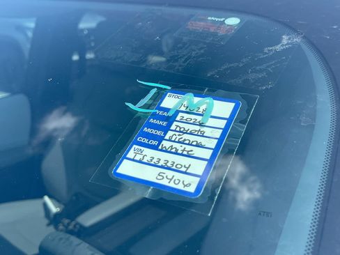 Used 2026 Toyota Sienna XLE FWD image 3