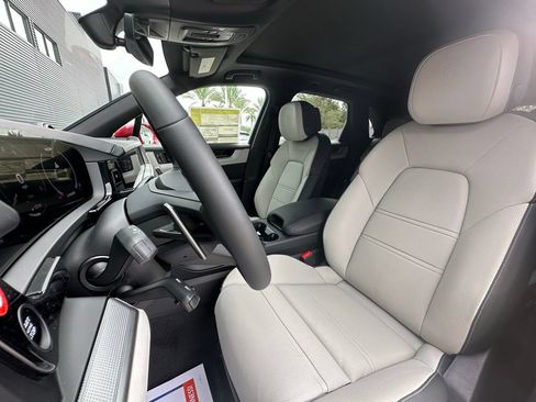 Certified 2025 Porsche Cayenne E-Hybrid AWD/4WD image 5