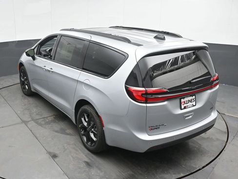 New 2026 Chrysler Pacifica Select w/ S Appearance Package AWD/4WD image 37