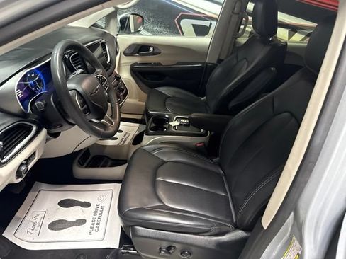 Used 2023 Chrysler Pacifica Touring-L FWD image 5
