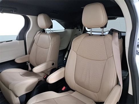 Used 2022 Toyota Sienna Limited image 13