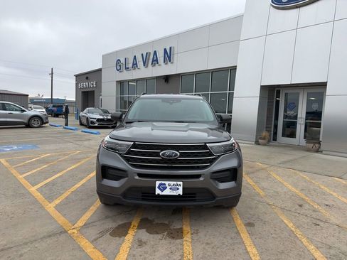 Used 2021 Ford Explorer XLT image 2