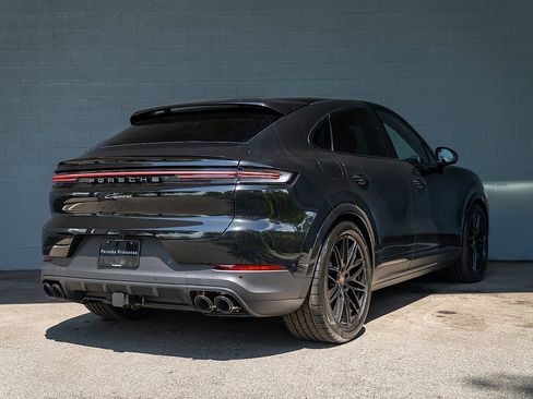 Used 2025 Porsche Cayenne image 30