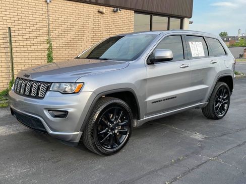 Used 2017 Jeep Grand Cherokee Altitude RWD image 1