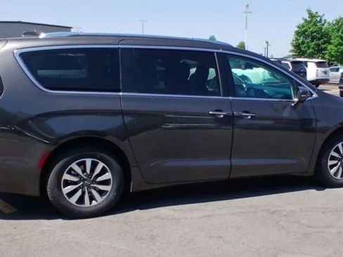 Used 2021 Chrysler Pacifica Touring-L FWD image 2
