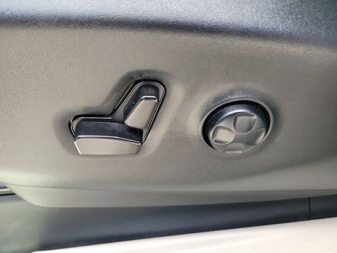 Used 2023 Chrysler Voyager LX FWD image 15