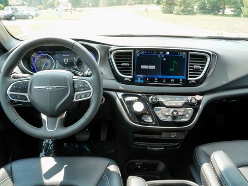 Used 2026 Chrysler Pacifica Select FWD image 11