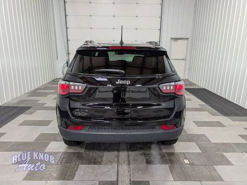 Used 2025 Jeep Compass Latitude w/ Convenience Group AWD/4WD image 3