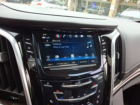 Used 2020 Cadillac Escalade ESV Platinum AWD/4WD image 23