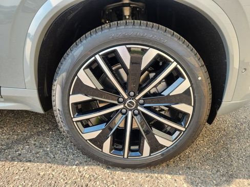 New 2026 Volvo XC90 B6 Plus w/ Protection Package Premier AWD/4WD image 17