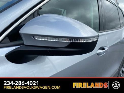 New 2025 Volkswagen Tiguan SE image 12