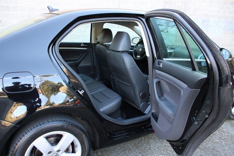 Used 2009 Volkswagen Jetta SE FWD image 6