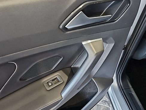 Used 2022 Volkswagen Tiguan SE image 21