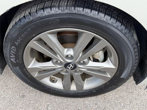 Used 2017 Hyundai Elantra SE image 22