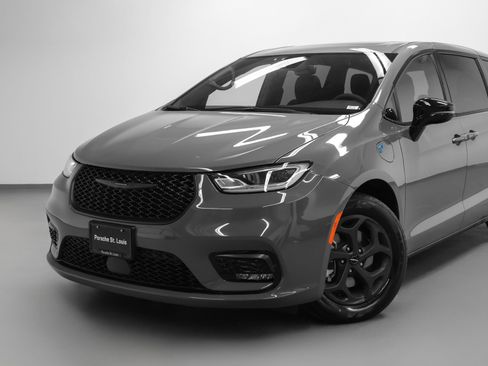 Used 2023 Chrysler Pacifica Limited w/ S Appearance Package FWD image 7