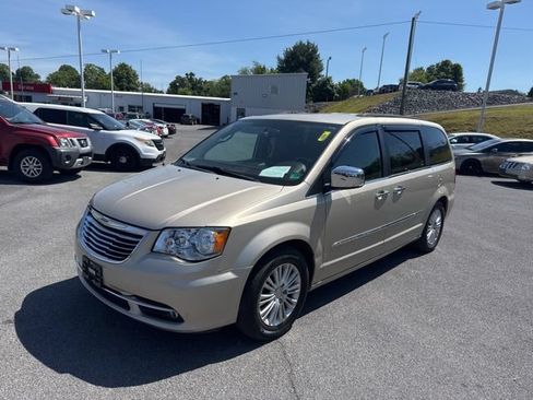 Used 2012 Chrysler Town & Country Touring-L w/ Premium Group FWD image 4