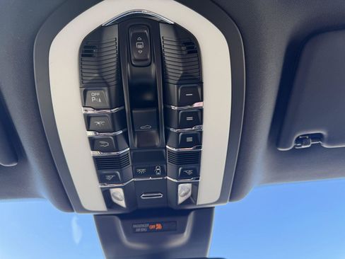 Used 2024 Porsche Macan AWD/4WD image 20
