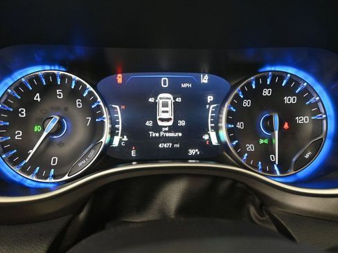 Used 2024 Chrysler Pacifica Touring-L image 17