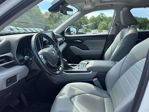 Used 2020 Toyota Highlander XLE AWD/4WD image 13