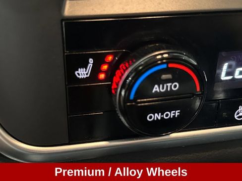Used 2023 Nissan Rogue SV AWD/4WD image 17