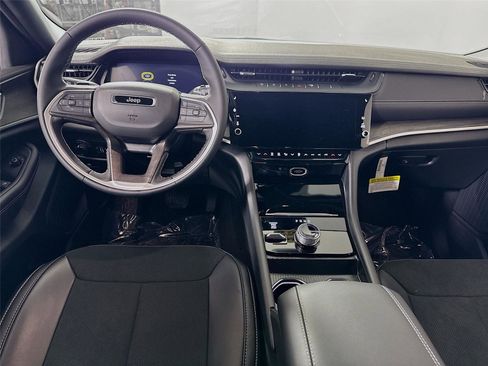 New 2026 Jeep Grand Cherokee Altitude image 2