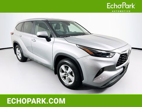 Used 2023 Toyota Highlander LE image 1