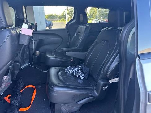 Used 2018 Chrysler Pacifica Touring-L w/ Premium Audio Group FWD image 15