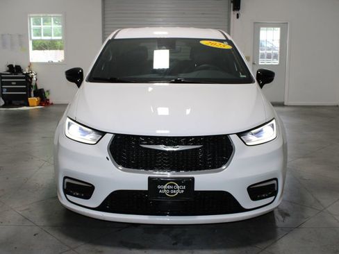 Used 2025 Chrysler Pacifica Select FWD image 54