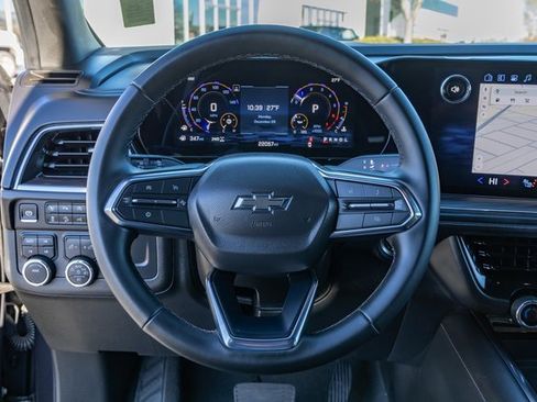 Used 2025 Chevrolet Suburban Z71 image 17