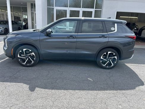 Used 2024 Mitsubishi Outlander SE image 2
