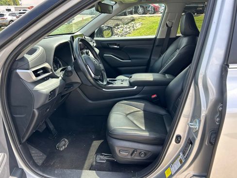 Used 2024 Toyota Highlander XLE FWD image 9