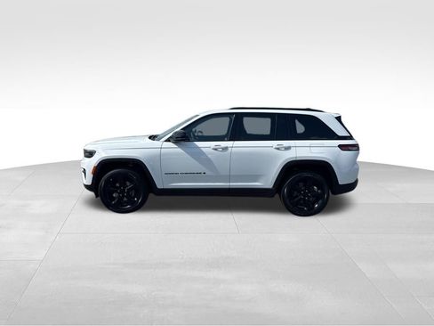 Used 2025 Jeep Grand Cherokee Altitude AWD/4WD image 2