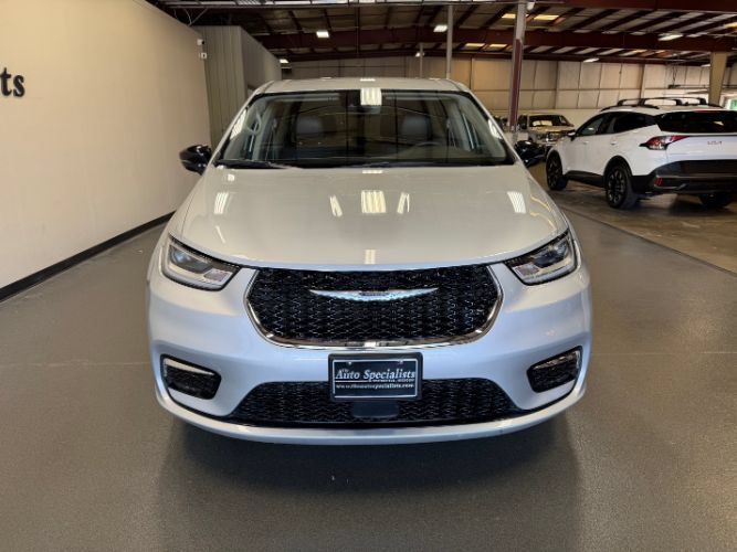 Used 2024 Chrysler Pacifica Touring-L FWD image 6
