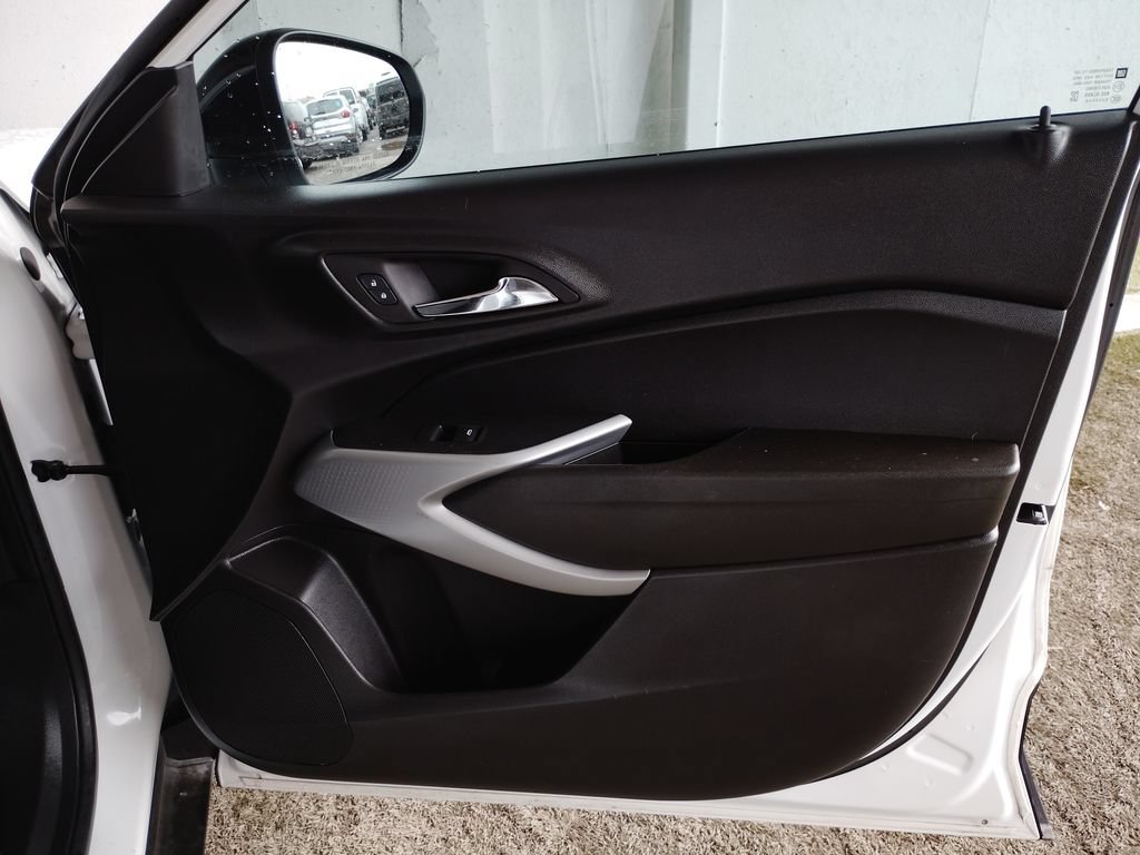Used 2024 Chevrolet Trax RS FWD image 11