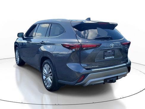 Used 2024 Toyota Highlander Platinum FWD image 4