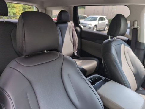 Used 2025 Kia Carnival FWD image 28