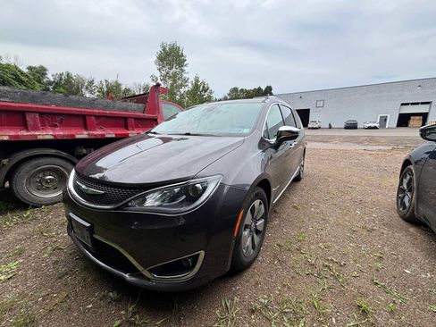 Used 2020 Chrysler Pacifica Limited w/ Advanced Safetytec Group FWD image 1