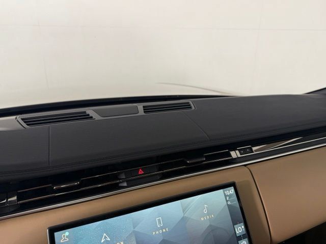New 2026 Land Rover Range Rover Long Wheelbase SE AWD/4WD image 34