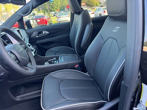 New 2026 Chrysler Pacifica Limited w/ S Appearance Package image 8