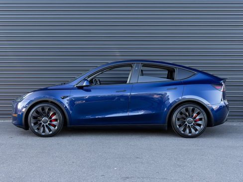 Used 2023 Tesla Model Y Performance image 2