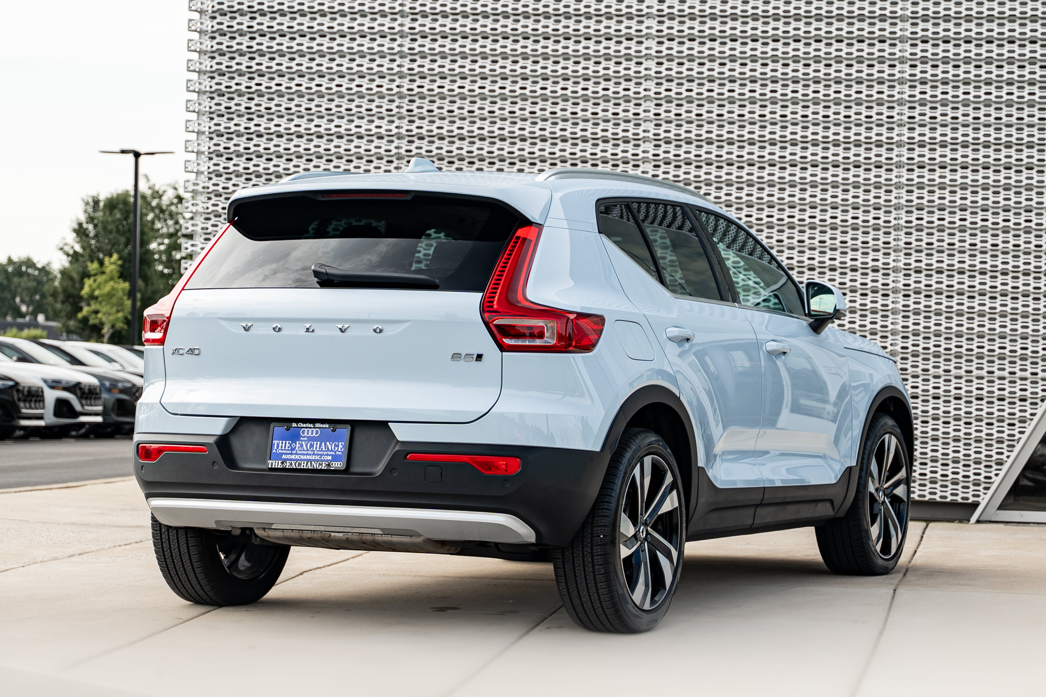Used 2024 Volvo XC40 B5 Plus w/ Protection Package Premier AWD/4WD image 4