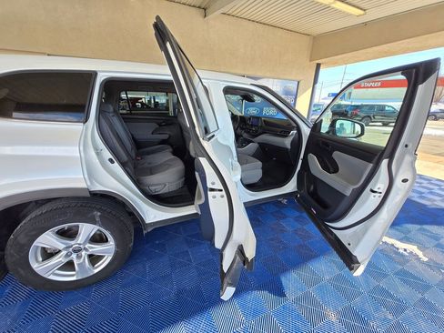Used 2023 Toyota Highlander LE image 32