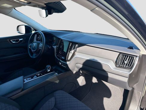 Used 2022 Volvo XC60 B5 Momentum image 14