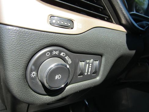 Used 2015 Jeep Cherokee Limited AWD/4WD image 24