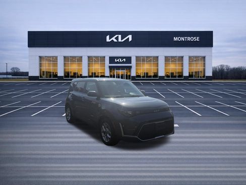 Used 2023 Kia Soul LX w/ LX Technology Package FWD image 3