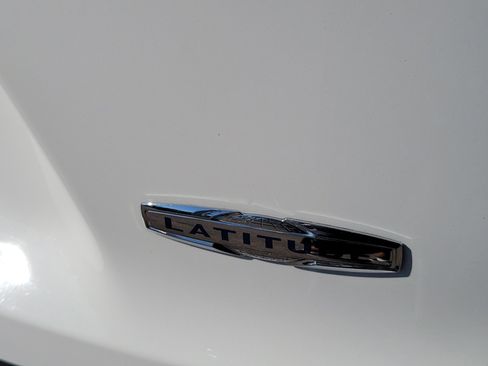 Used 2019 Jeep Cherokee Latitude w/ Popular Appearance Group image 10