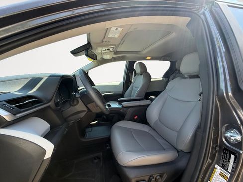 Used 2025 Toyota Sienna XLE w/ XLE Plus Package AWD/4WD image 11