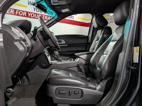 Used 2015 Ford Explorer XLT w/ Equipment Group 202B image 17