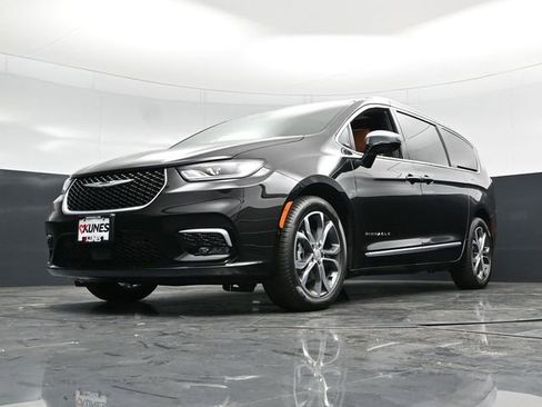 New 2026 Chrysler Pacifica Pinnacle w/ Trailer Tow Group FWD image 63