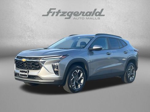 Used 2025 Chevrolet Trax LT FWD image 2